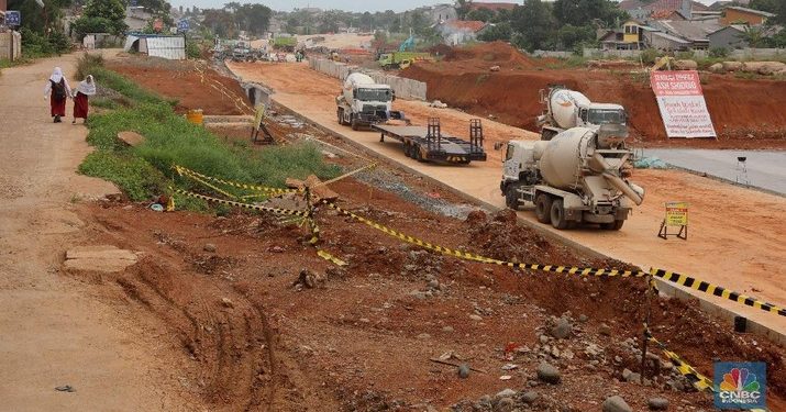 Proyek pembangunan jalan tol Serpong-Cinere di kawasan Suka Mulya Raya, Serua, Tangerang Selatan, Banten. Foto : CNBC Indonesia