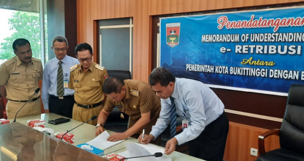 Pentandatangan kerjasama penggunaan aplikasi e-retribusi oleh Pemko Bukittinggi dan Bank Nagari. Foto : Topsatu