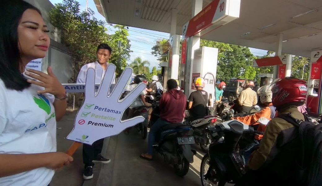 Aksi Kampanye 'Move On Premium' oleh komunitas Saparinduan (mobil dan motor) di SPBU Tabing Padang, Kamis 19 Desember 2019. Foto : Istimewa