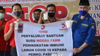 Moosa Genetika Berikan Bantuan 600 Pouch Minuman Susu di Padang