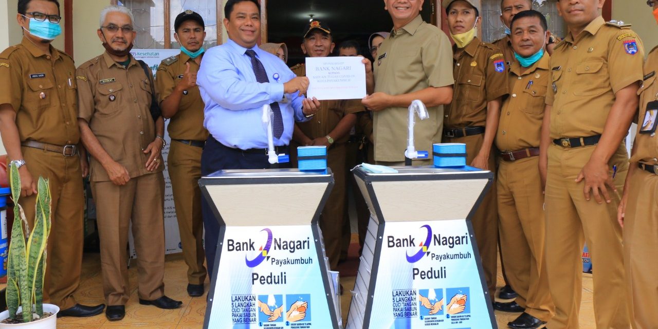 Bank Nagari Cabang Payakumbuh memberikan bantuan 10 unit westafel portable ke Pemko Payakumbuh, Senin 8 Februari 2021. Foto : Istimewa