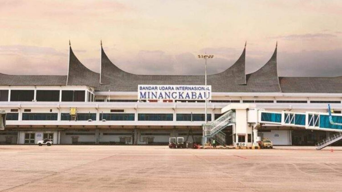 sempat-ditutup-karena-erupsi-gunungapi-marapi,-penerbangan-bim-beroperasi-kembali-hari-ini