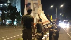 Satpol PP Padang Tertibkan Ratusan Baliho Caleg yang Langgar Aturan