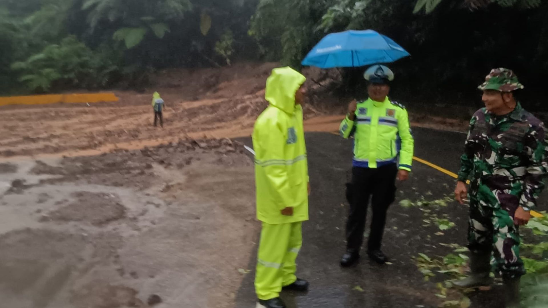 jalan-padang-–-pekanbaru-belum-bisa-dilewati-akibat-longsor