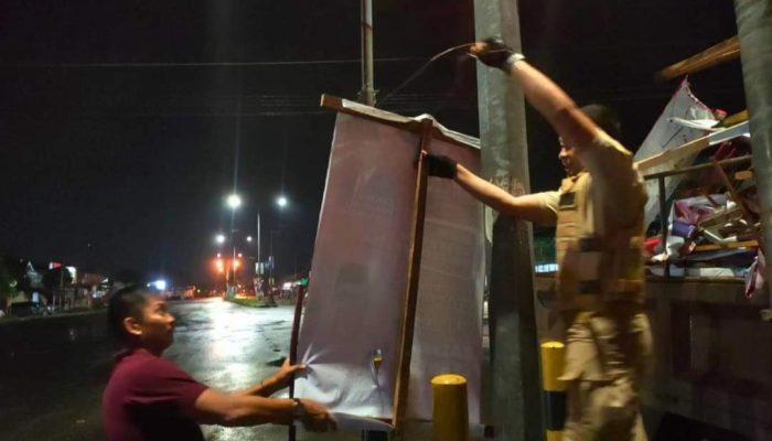 Satpol PP Padang Gencar Tertibkan Spanduk dan Poster Ilegal