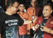 Anies Berikan Baju Kaos Khusus ke Pria Ini di Sumbar