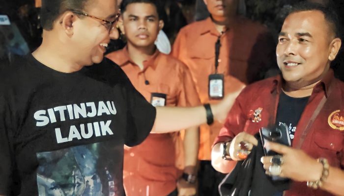 Anies Berikan Baju Kaos Khusus ke Pria Ini di Sumbar