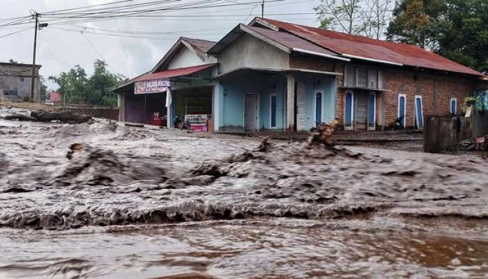 Jalan Raya Padang-Bukittinggi Sempat Tertutup Kembali Banjir Lahar Dingin
