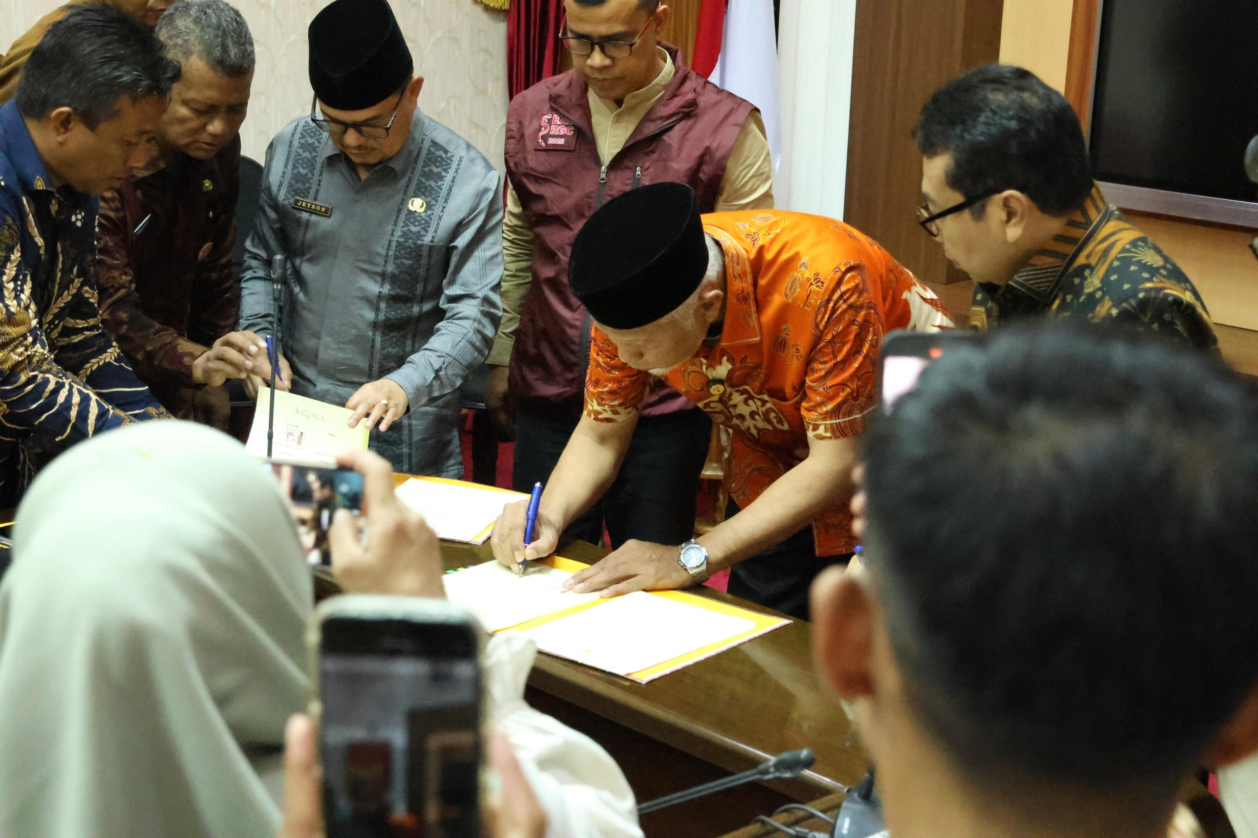 Perjanjian Kerjasama (PKS) antar Bupati dan Wali Kota se-Sumatera Barat terkait pembentukan Tempat Pembuangan Akhir (TPA) Regional di Kantor Gubernur Sumbar, Kota Padang, Senin (8/4/2024).