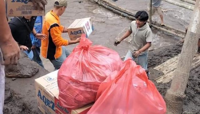 Peduli Korban Galodo, PA GMNI Sumbar Salurkan Bantuan Makanan