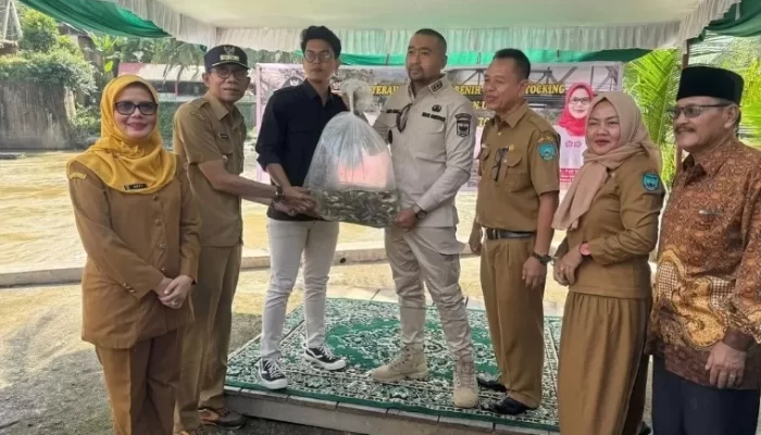 Dukung Ketahanan Pangan, Pemprov Sumbar Serahkan Benih Ikan Gariang kepada Pokmaswas