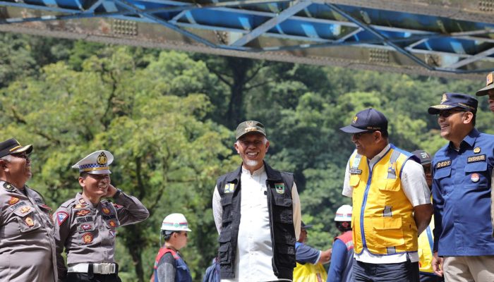 Mahyeldi Imbau Pengendara Hindari Jalan Lembah Anai yang Sedang Diperbaiki