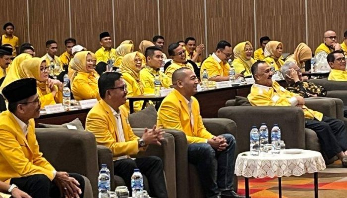 Wagub Sumbar Beralih ke Golkar, Kenakan Jas Kuning