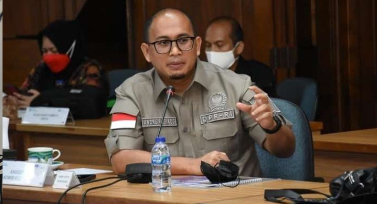 prabowo-umumkan-thr-untuk-pekerja-ojol,-andre-rosiade-beri-apresiasi