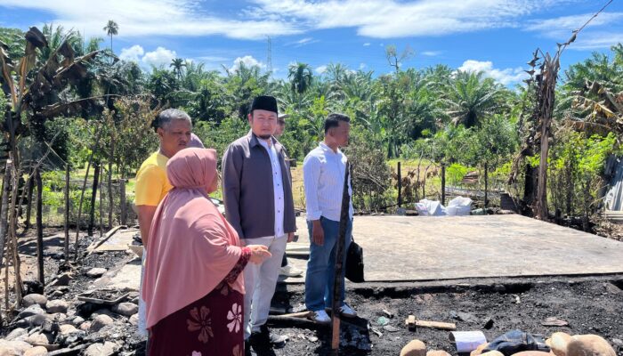 Rahmat Saleh Salurkan Bantuan Korban Kebakaran di Pessel