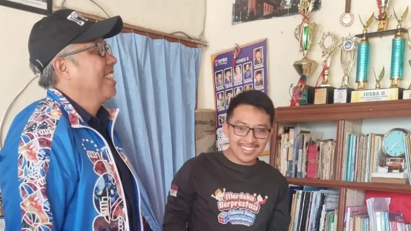 rektor-itb-kunjungi-3-mahasiswa-berprestasi-sumbar-yang-lolos-snbp