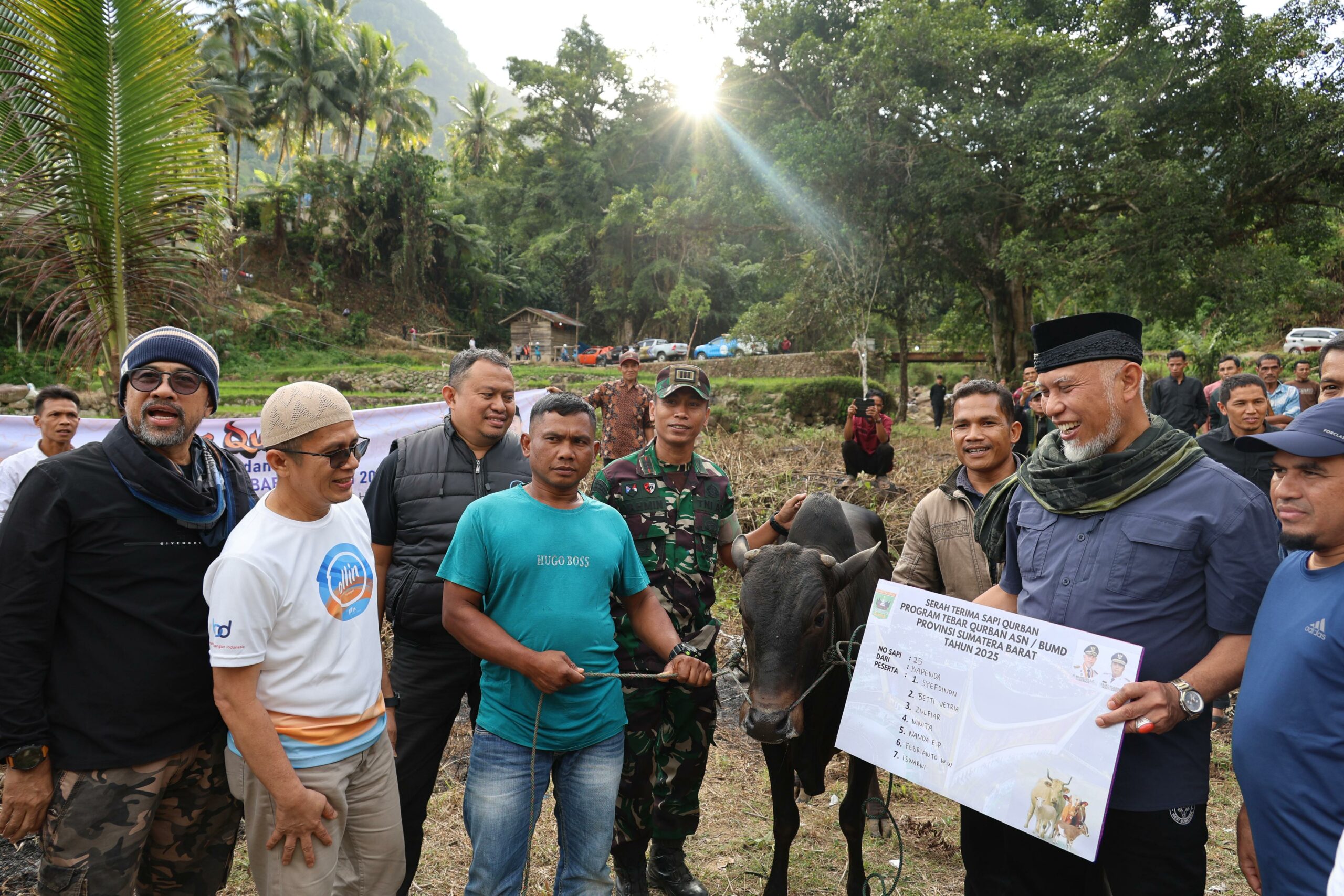 gubernur-sumbar-serahkan-sapi-kurban-untuk-masyarakat-nagari-tanjung-balik-sumiso-dan-garabak-data