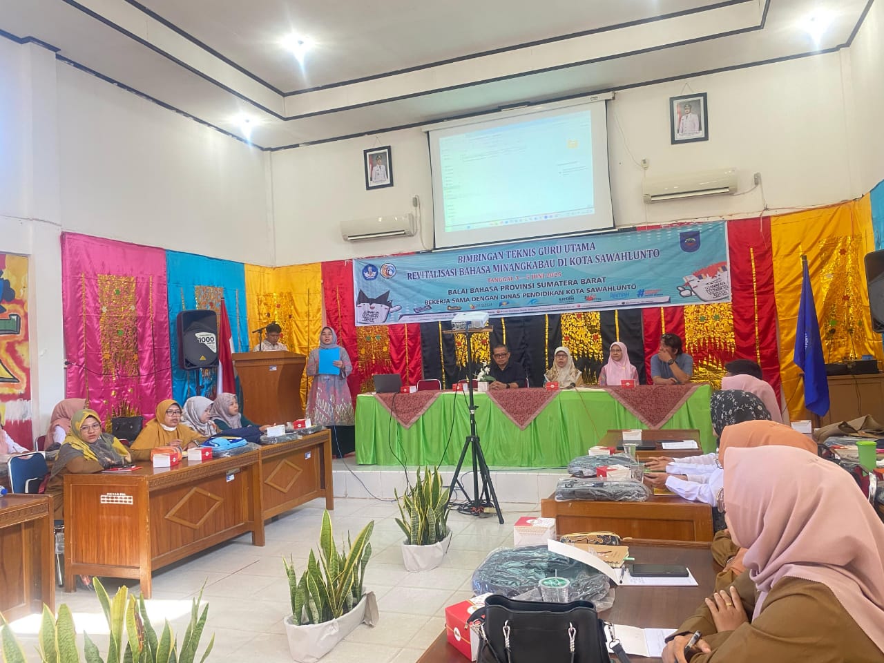 lestarikan-bahasa-minangkabau,-balai-bahasa-sumbar-gelar-bimtek-guru-utama