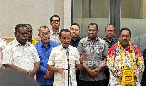 gubernur-papua-barat-sebut-informasi-laut-tercemar-tak-sesuai-fakta