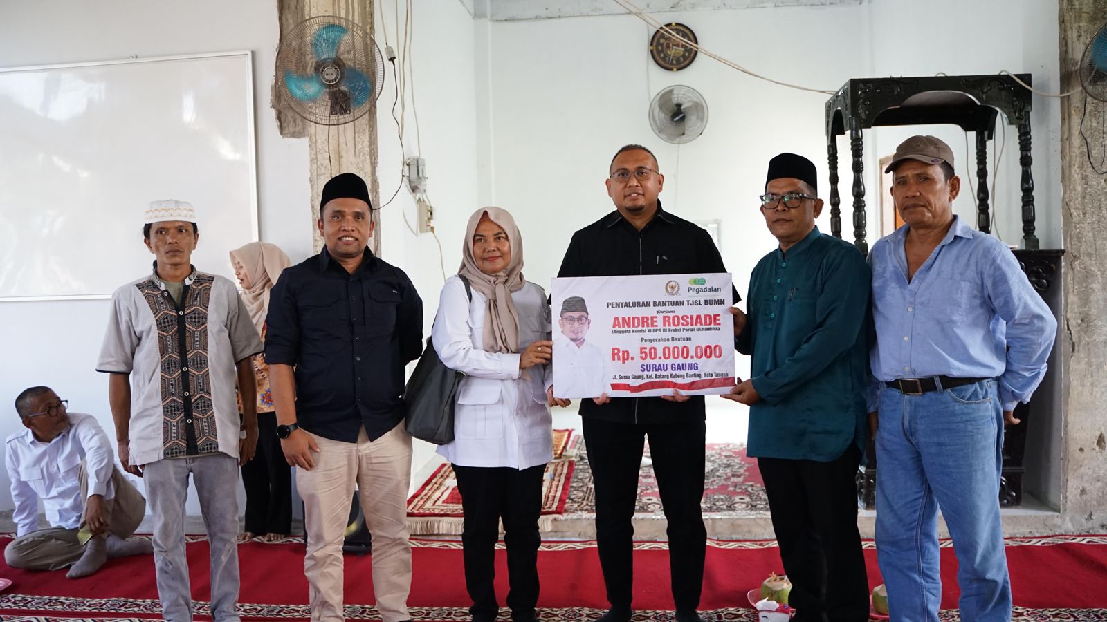 silaturahmi-ke-surau-gaung-di-padang,-andre-rosiade-serahkan-bantuan-dana-dan-ambulans
