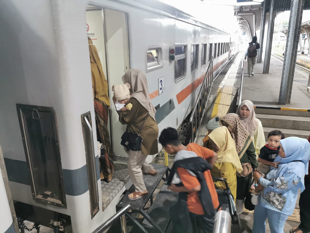 libur-iduladha,-animo-warga-berwisata-dengan-ka-pariaman-ekspres-tinggi