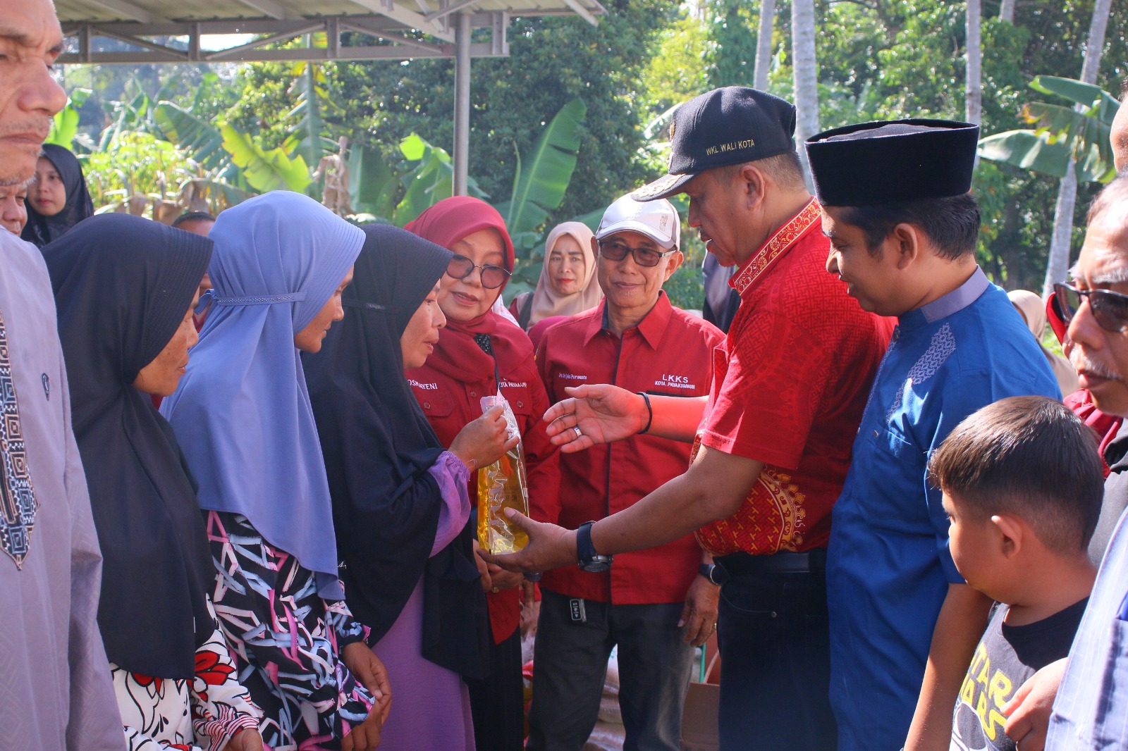 indo-jalito-peduli-dan-lkks-salurkan-hewan-kurban-dan-sembako-di-payakumbuh