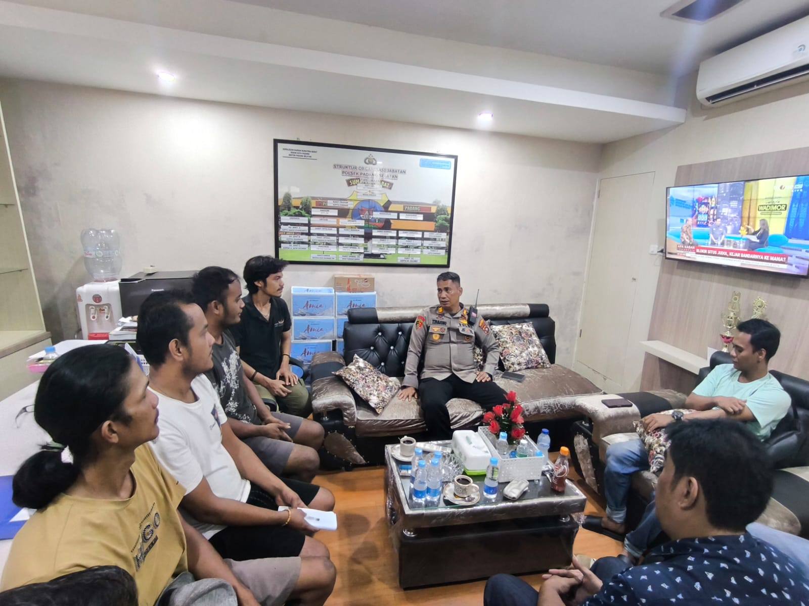 polisi-amankan-4-pelaku-pungli-terhadap-wisatawan-malaysia-di-pantai-air-manis