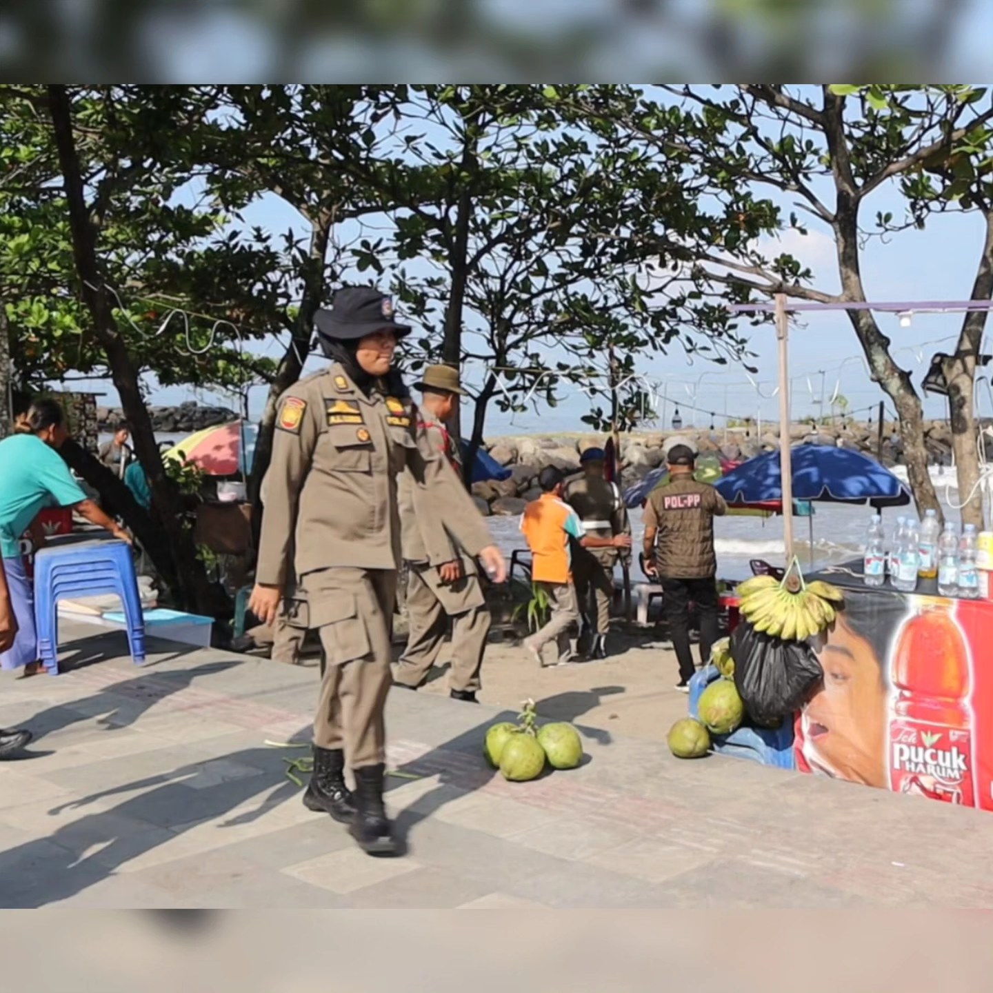 langgar-aturan,-satpol-pp-tertibkan-pkl-di-pantai-padang