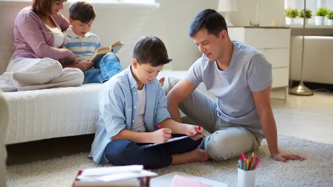 peran-orang-tua-bentuk-anak-tangguh-finansial,-ini-cara-ajarkannya-sejak-dini