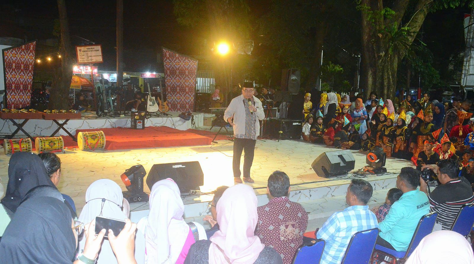 pentas-seni-‘nongkrong-kreatif’-meriahkan-malam-minggu-di-pantai-padang