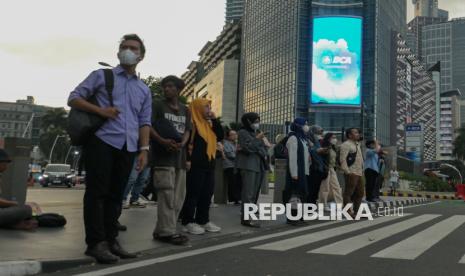 lpem-feb-ui:-tingkat-pengangguran-terbuka-turun,-tapi-pekerja-dalam-tekanan