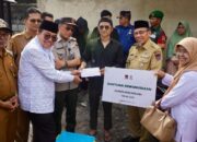 Implementasi Padang Sigap, Wawako Maigus Serahkan Bantuan untuk Korban Kebakaran
