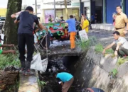 Antisipasi Luapan Air, Saluran Drainase di Bukitsurungan Dibersihkan