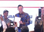 Menko AHY Serahkan 1.120 Sertifikat Tanah untuk Transmigran di Sukabumi