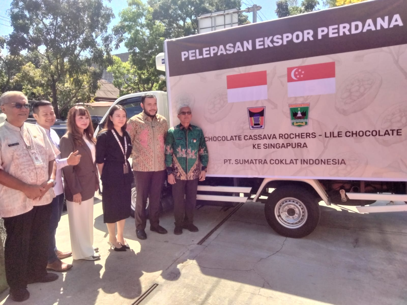 dilepas-wali-kota-padang-fadly-amran,-produk-umkm-l’ile-chocolate-ekspor-ke-singapura