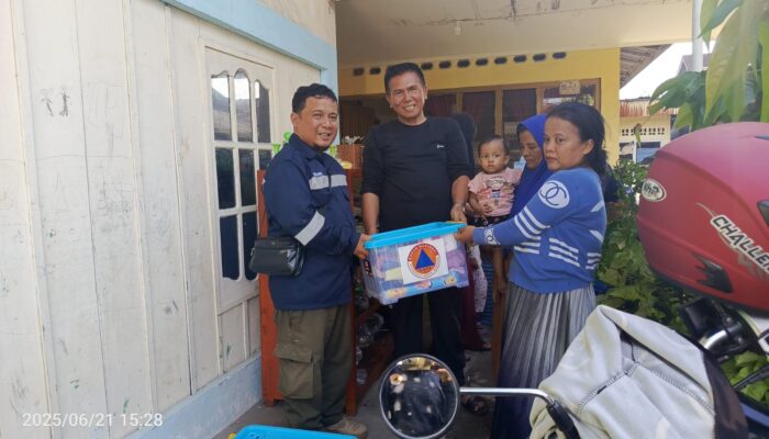 Ampera Uni di Surau Gadang Terbakar, BPBD Padang Serahkan Bantuan