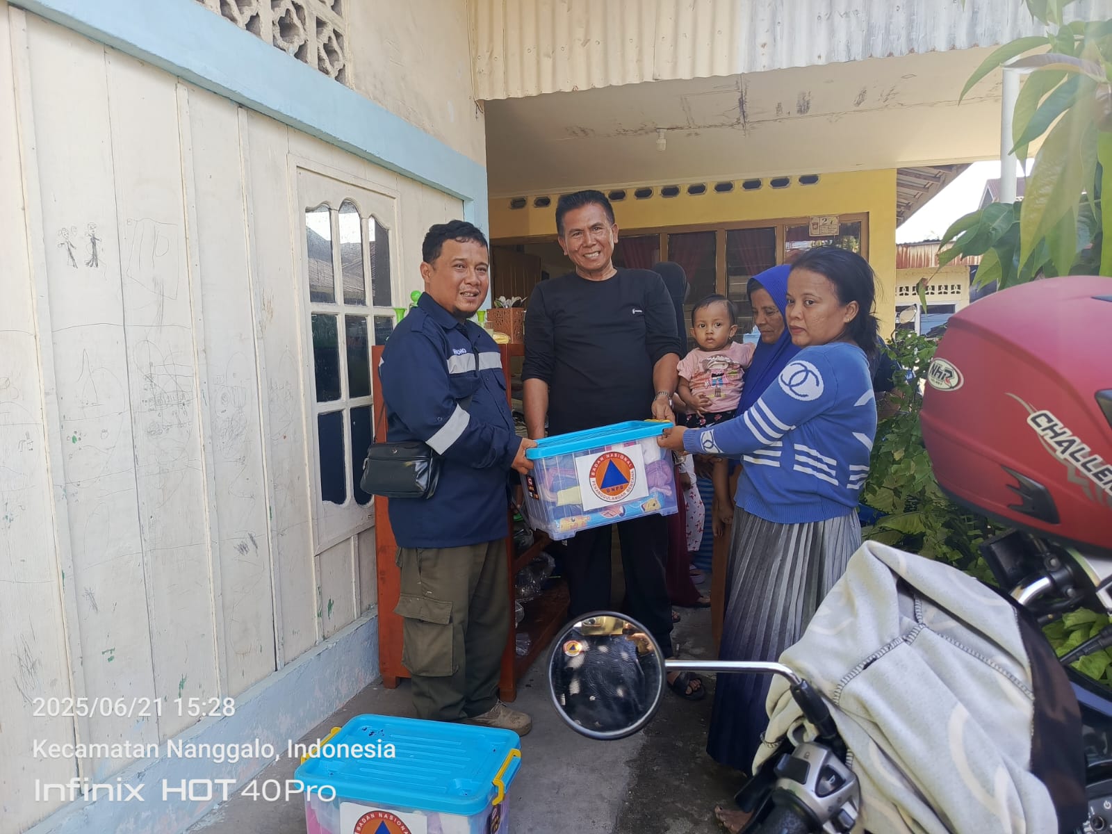 ampera-uni-di-surau-gadang-terbakar,-bpbd-padang-serahkan-bantuan