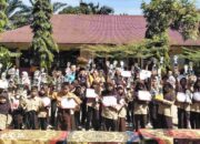 Serahkan Puluhan Piala, PT. RPSM Salurkan CSR ke SDN 26 Kinali