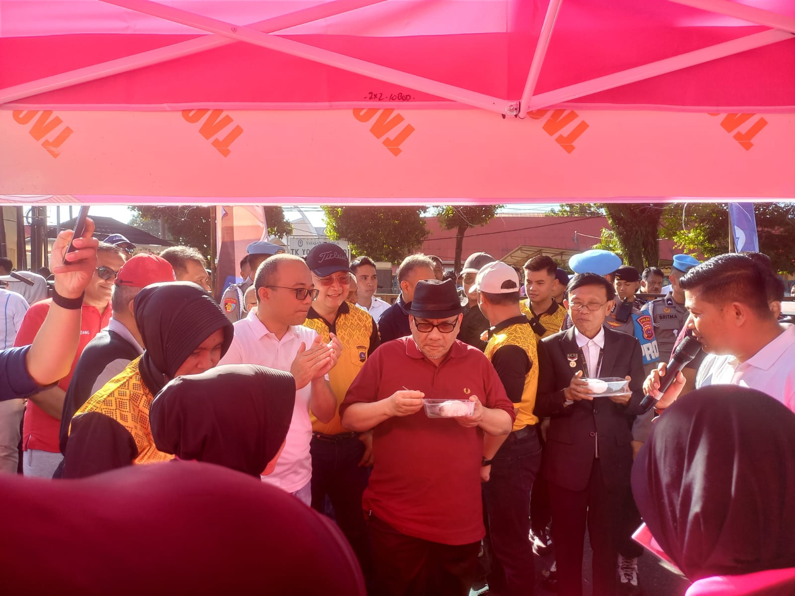 rekor-muri,-seribu-bhayangkari-polda-sumbar-memasak-1-ton-rendang,-ketua-dprd:-umkm-maju,-rakyat-sejahtera