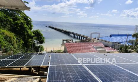 pln-dan-pemerintah-resmikan-47-plts,-listrik-bersih-terangi-5.383-rumah