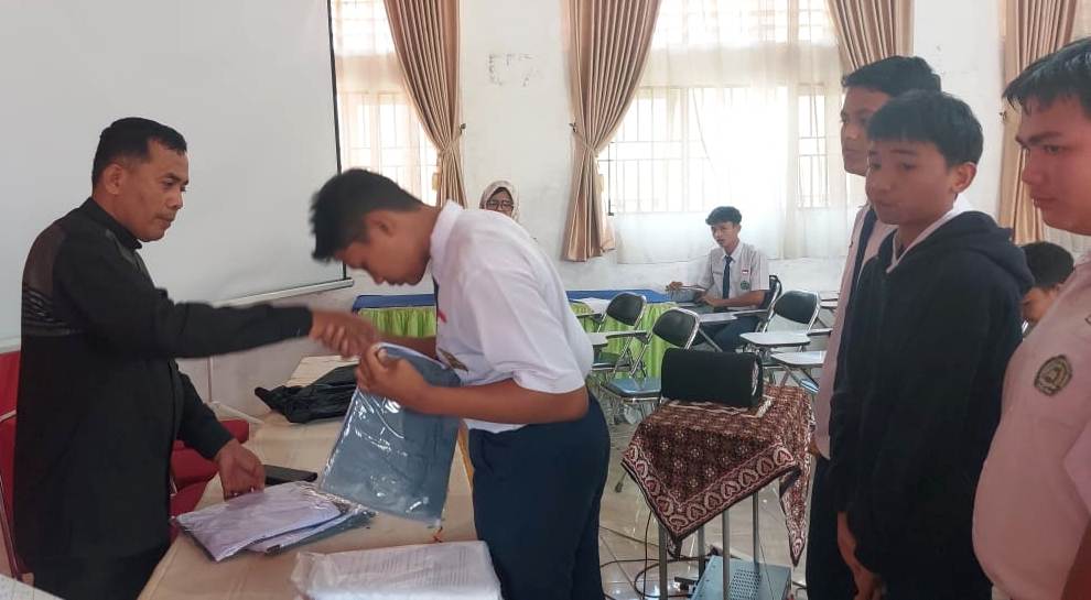 inovasi-kepala-sman-4-solok-selatan,-20-pendaftar-pertama-diberi-seragam-gratis