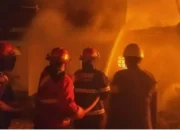 Dini Hari, 1 Unit Rumah di Seberang Padang Terbakar