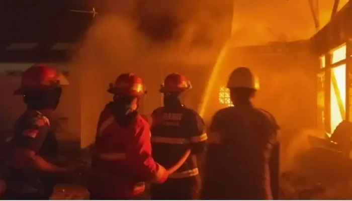 Dini Hari, 1 Unit Rumah di Seberang Padang Terbakar