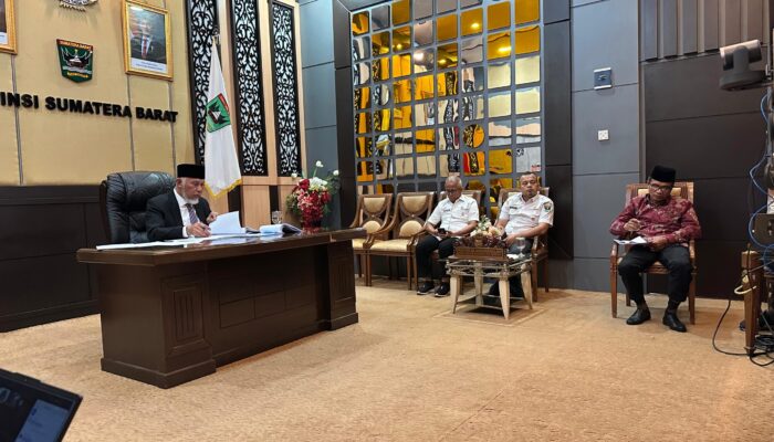 Gubernur Sumbar Selesaikan S2, Tesisnya Lolos!