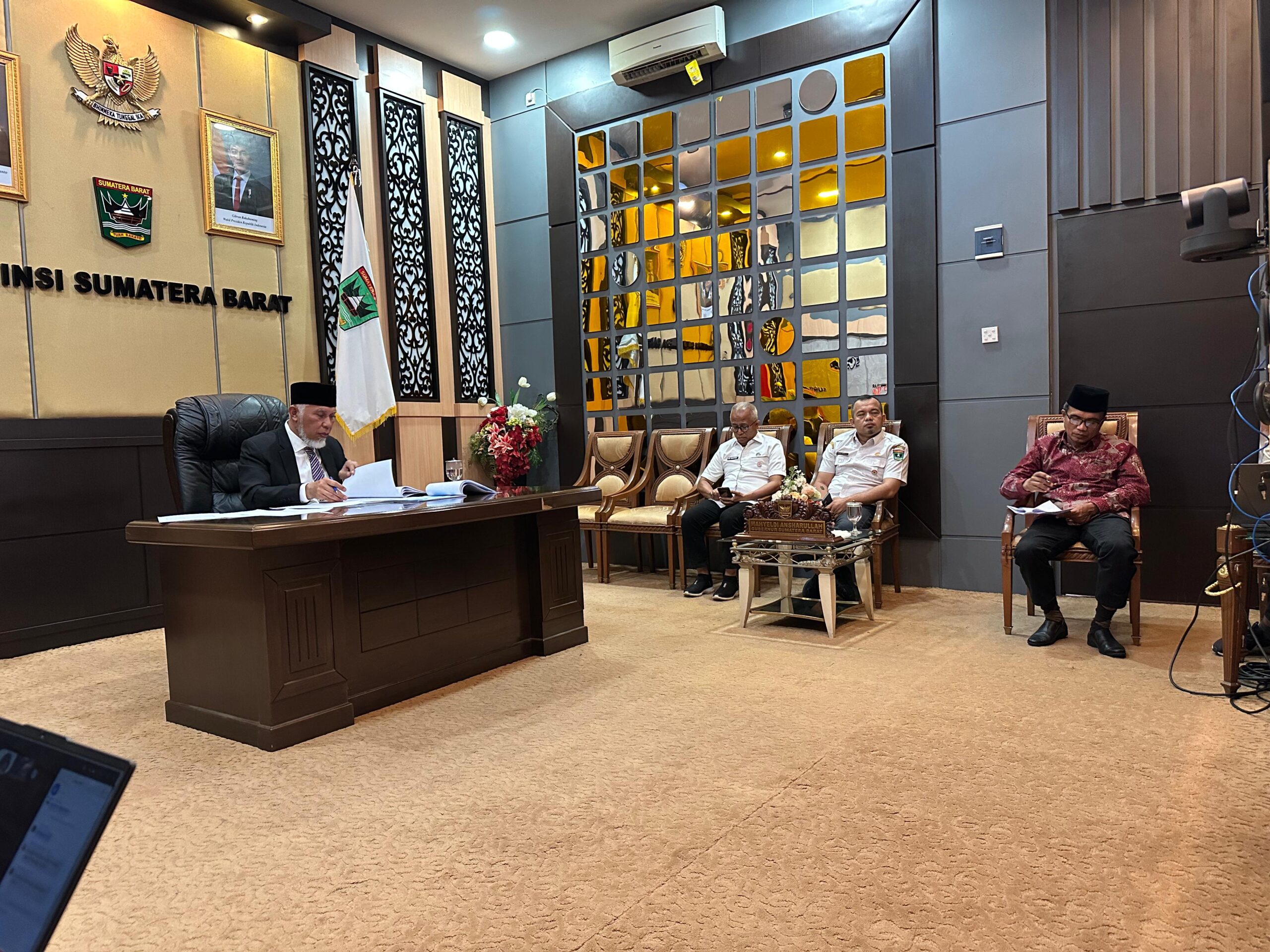 gubernur-sumbar-lulus-sidang-tesis-s2-bidang-studi-magister-manajemen-di-malaysia