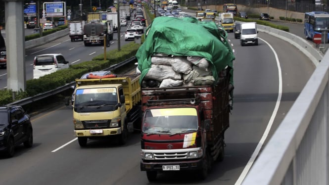 bakal-ada-tarif-batas-atas-dan-bawah-untuk-sopir-kendaraan-logistik