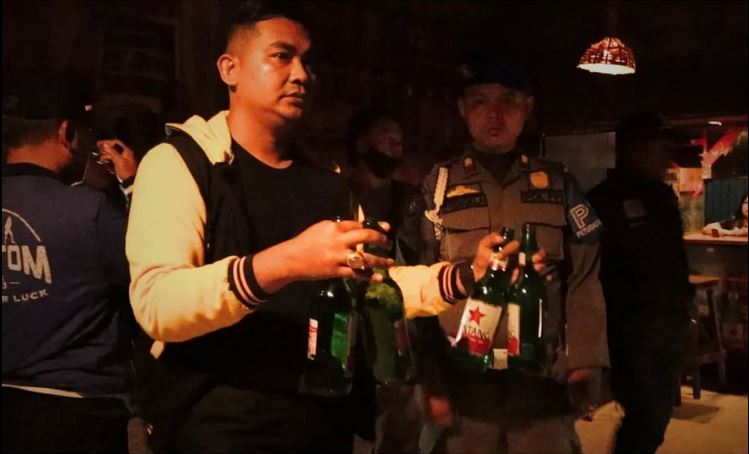 penertiban-kafe-dan-karaoke-di-dadok-tunggul-hitam-padang,-satpol-pp-sita-miras-dan-amankan-wanita-tanpa-identitas