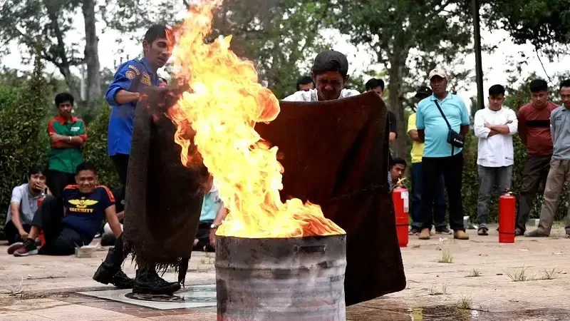 tingkatkan-kesiapsiagaan,-damkar-tanah-datar-gelar-pelatihan-pemadaman-kebakaran