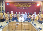 Dekan FBS UNP Serahkan SK Dosen Tahun 2024