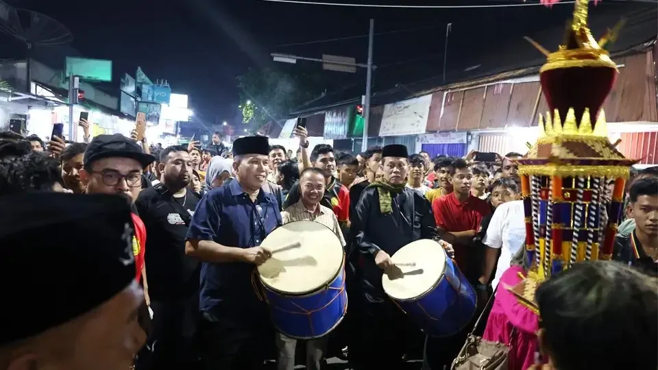 ribuan-pengunjung-saksikan-maarak-jari-jari-di-pesona-tabuik-2025